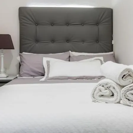 Near Fcb Stadium Up To 8 One Car Free Parking Apartment