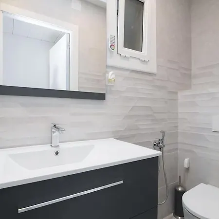 Near Fcb Stadium Up To 8 One Car Free Parking Apartment